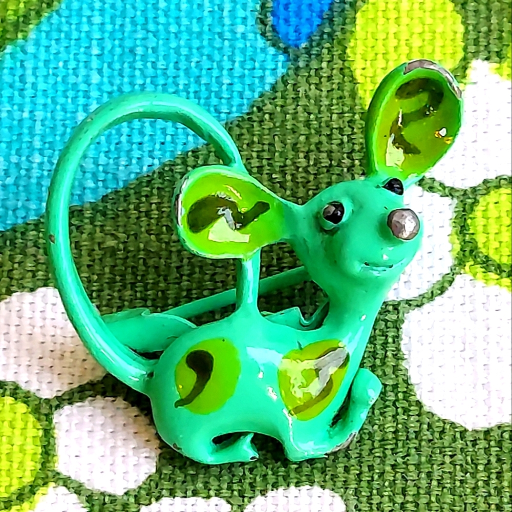 Vintage 60s Mod Enamel Small Green Mouse Pin Brooch Retro Kitsch Pop